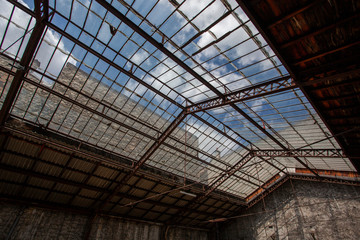 Verrière et structure de bâtiments abandonnés 