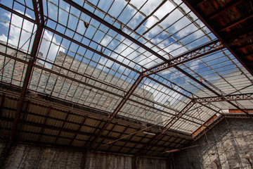 Verrière et structure de bâtiments abandonnés 