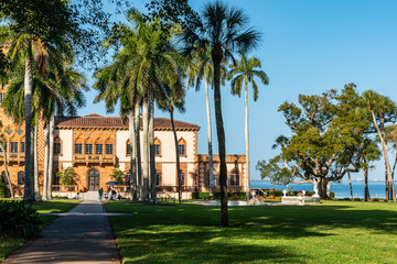 Fototapeta na wymiar View of facade of old american mansion in Florida