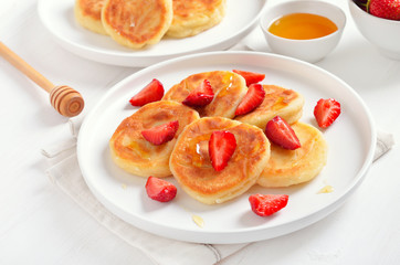 Pancakes with cottage cheese and strawberry slices