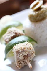 Brochettes de thon mariné à la sauce de soja et au sesame aux coeurs de palmiers et au citron vert grillé