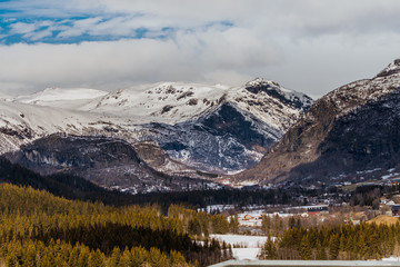 Szczyty górskie pokryte śniegiem w górach skandynawskich w miejscowości Hemsedal w Norwegii - obrazy, fototapety, plakaty