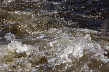 Eaux vives du printemps dans une rivière du Québec, Canada