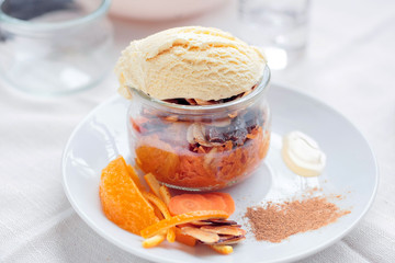 Glace au lait accompagné de carrottes à la cannelle et à l' orange