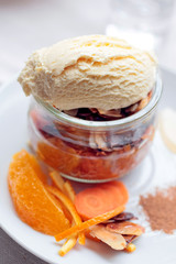 Glace au lait accompagné de carrottes à la cannelle et à l' orange
