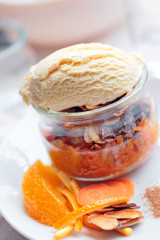 Glace au lait accompagné de carrottes à la cannelle et à l' orange