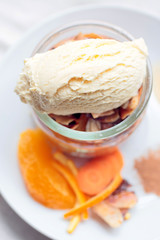 Glace au lait accompagné de carrottes à la cannelle et à l' orange