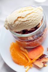 Glace au lait accompagné de carrottes à la cannelle et à l' orange