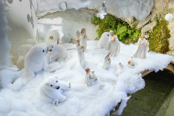 Féerie d'un décor de crèche de noël polaire avec des ours polaires des phoques et des santons de Provence
