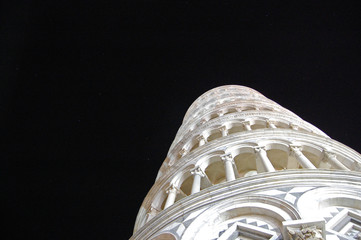 La torre de Pisa iluminada contra el cielo completamente negro