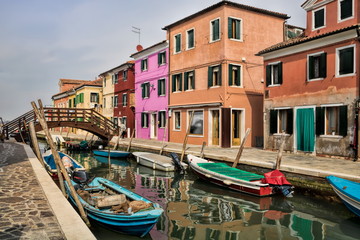 Fototapeta na wymiar burano, italien - kanal mit holzbrücke in der altstadt