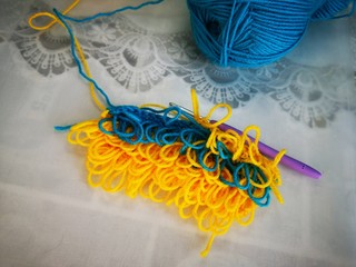 crocheting, elongated loops, yellow blue1