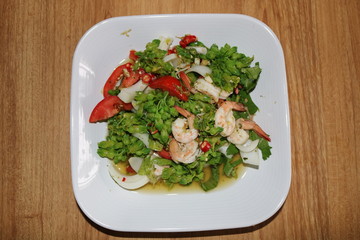 Cowslip creeper salad with shrimps