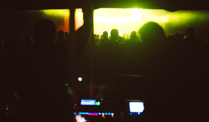 oświetlenie podczas tłumnego koncertu