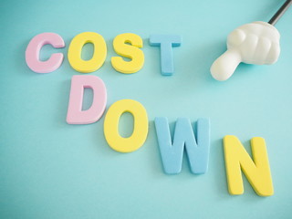 コストダウンの単語と指導する指、明るいイメージ