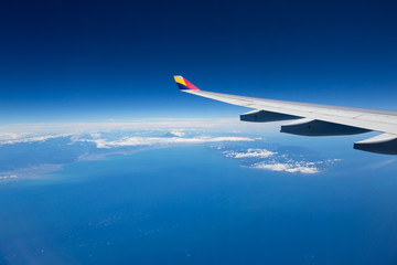 Obraz na płótnie Canvas 아시아나항공 비행기 창밖으로 보이는 후지산