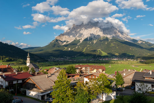 Blick auf die ber&uuml;hmte Zugspitze am Abend bei herrlichem Sonnenschein im Tal