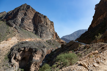 4x4 car crossing Hajar mountain range in Oman © Jürgen Bochynek