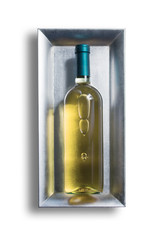 eine Flasche Weißwein liegt auf einer silbernen Schale