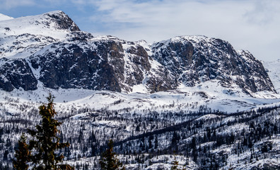 Szczyty górskie pokryte śniegiem w Hemsedal w Norwegii