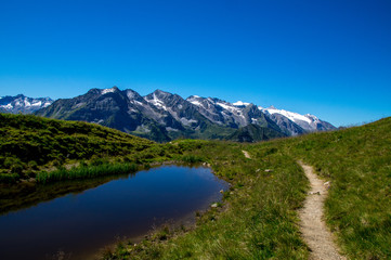 Fototapeta na wymiar Idyllischer Bergsee vor Bergpanorama