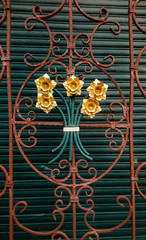 Grille en fer forgé.