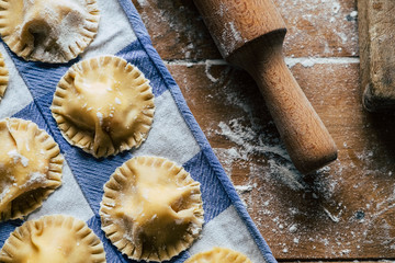 Raviolis fait maison avec pâte fraiche fourrés aux crevettes et gingembre