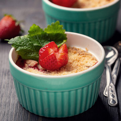 Baked dessert with strawberries - crumble