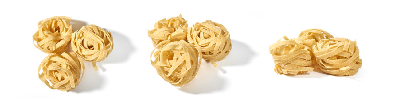 Włoski makaron tagliatelle na białym tle