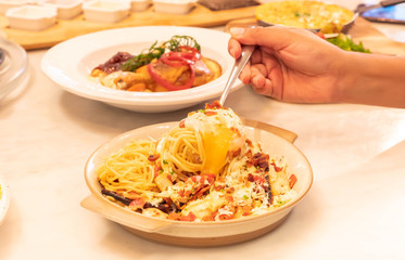 spaghetti carbonara with fried becon and egg