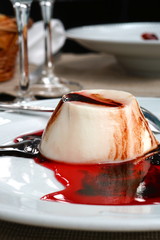 pannacotta postre sirope paste en restaurante