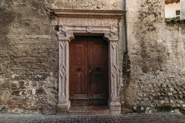 Fototapeta na wymiar brown door in the old frame with patterns