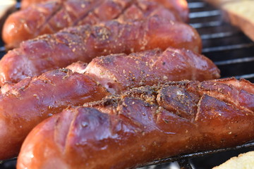 Świeża, soczysta kiełbasa przyrządzana na grillu.