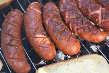 Świeża, soczysta kiełbasa przyrządzana na grillu.