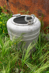 Obraz premium old gas can on green grass