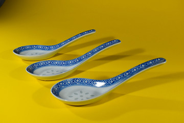 Ceramiczne biało-niebieskie łyżki.