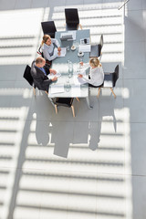 Geschäftsleute im Konferenzraum bei einem Meeting