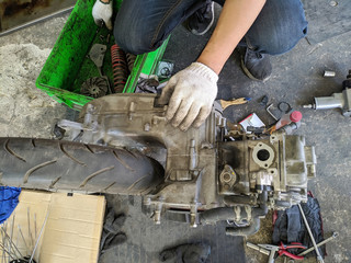 Repair motorcycle engines in the repair shop