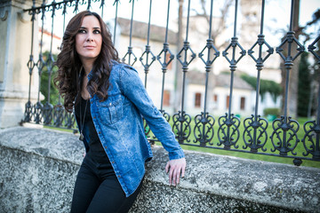 brunette woman dressed in black in a park