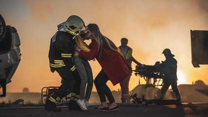 Brave Firefighter Carries Injured Young Girl to Safety where She Reunited with Her Loving Mother....