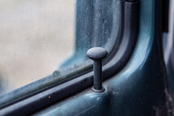 Türknopf an der alten Autotür 