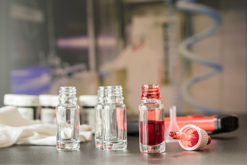 Probefläschchen mit Blut  in einem Labor zur Untersuchung auf den Coronavirus