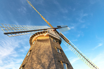 Räder einer alten ausgebauten Windmühle von unten vor blauem Himmel gesehen
