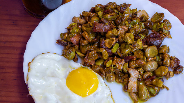 habas fritas con jamon y huevo