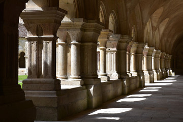 Cloître de l'abbaye de Fontenay en Bourgogne, France