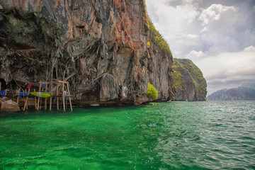 Tropikalny rejs. Egzotyczne krajobrazy i dzika roślinność Tajlandii. Piękne piaszczyste plaże, lasy tropikalne i błękitna laguna. Skały i klify w oceanie.  © anettastar