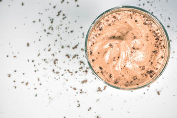 Milkshake kawowo-czekoladowy w szklance na białym tle