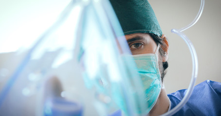Medico anestesista di sala operatoria con mascherina anestetizzante - obrazy, fototapety, plakaty