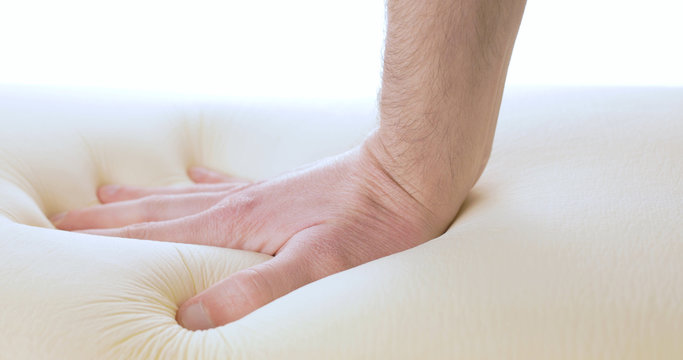 Mano sta toccando il materasso in memory foam