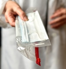 Distribuer un masque chirurgical
